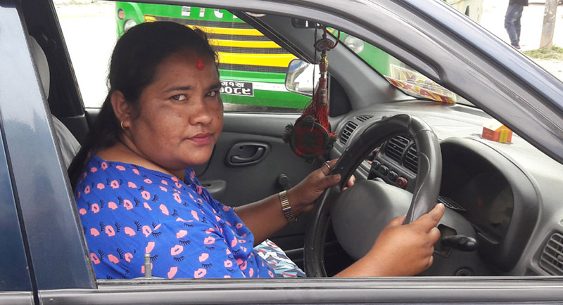 पोखराकी एक्ली महिला ट्याक्सी चालक